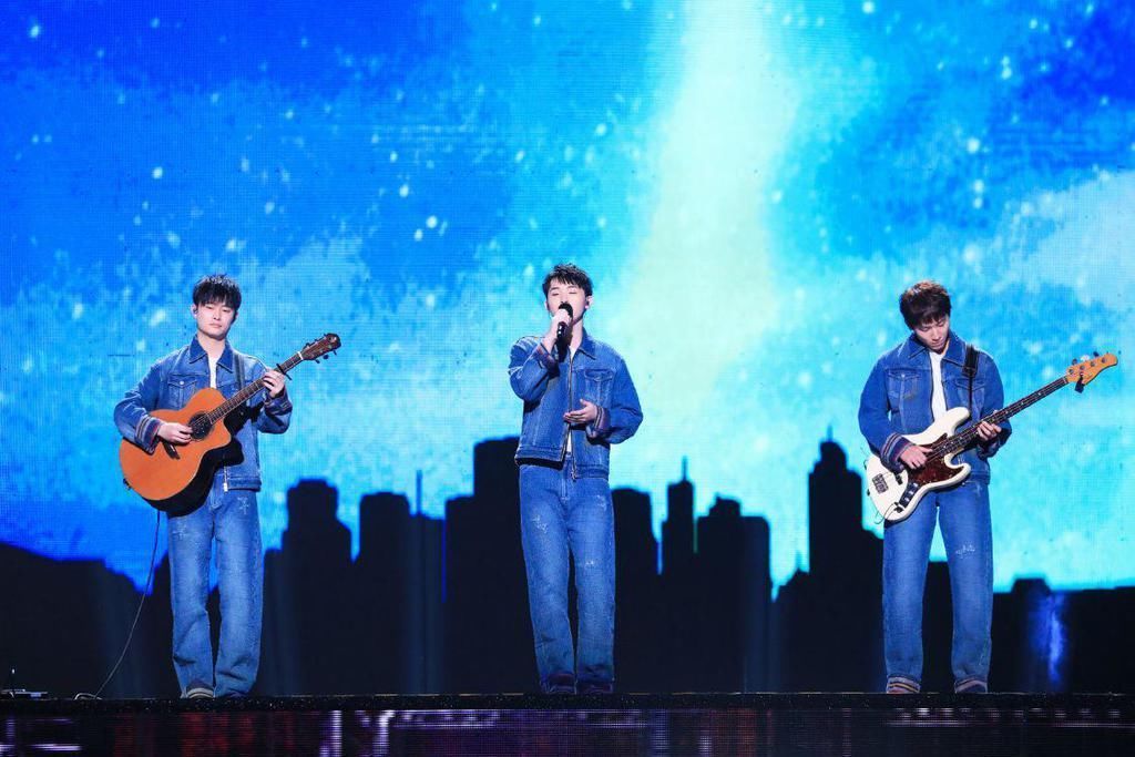 单依纯|本季《中国好声音》单依纯夺冠有黑幕谢霆锋别诋毁了黑子会遭报应的