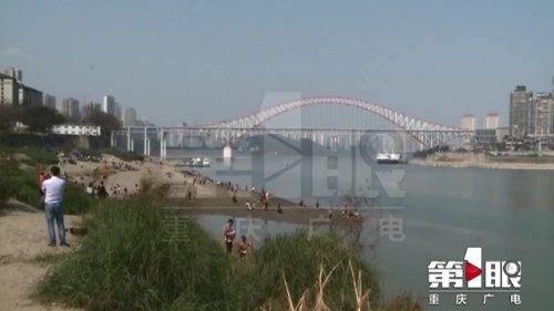 低薪|暖阳太诱人 市民三五成群江边撒欢