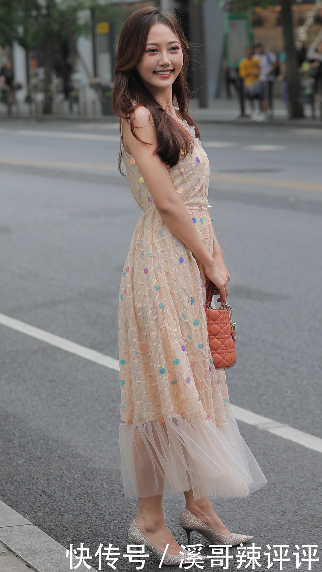 休闲|纯色系亮片连衣裙搭配橙色手提包,干净舒爽,休闲感浓厚