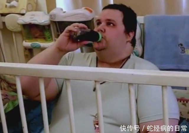妈妈|32岁“巨婴”每天喝奶粉穿尿布，不然就哭闹，妈妈也办法