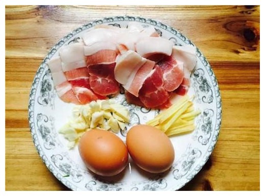 这菜被称为湘菜一绝，口味香辣，我家隔三差五吃一次，家人的最爱