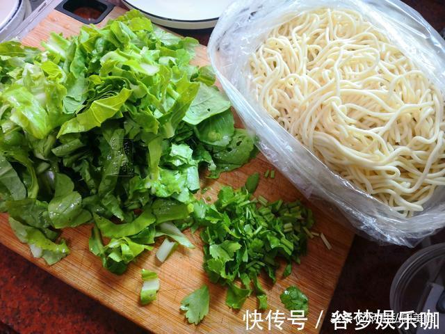 午餐|晒媳妇做的午餐，朋友圈炸锅了，网友调侃：够豪横！求蹭饭