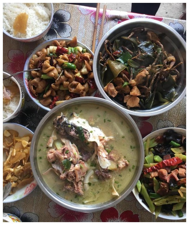 公婆忙完庄稼又要去打工，我特意做了一桌菜送行，饭后吃的都想哭