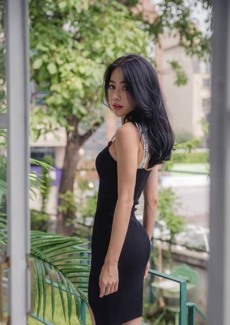  颜值|身穿吊带裙的小姐姐，颜值高会打扮，勾勒出完美身材