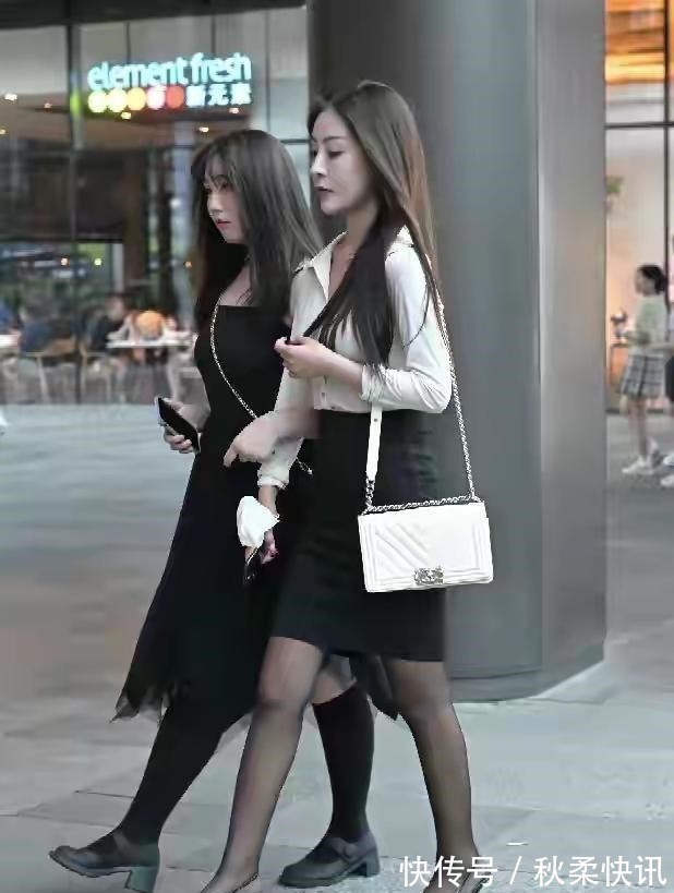 衬衫 美女身穿白衬衫搭配黑短裙，如此简单又经典的搭配，依然那样美
