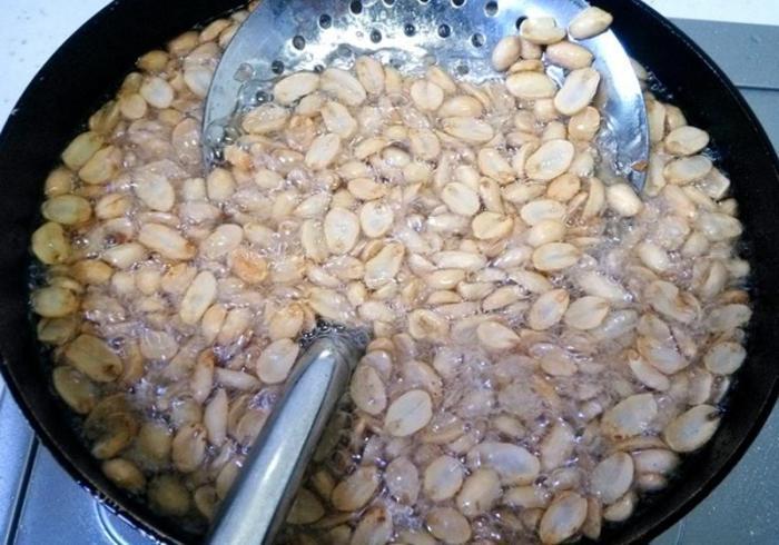 下酒的酒鬼花生，简单！只要掌握如此技巧，又香又酥还炸不糊