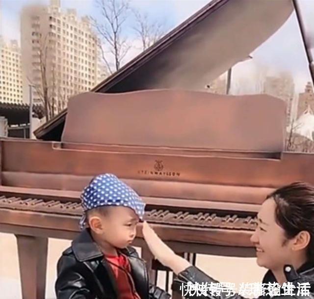 刘女士|姐弟相差20岁,一出门就这画面,妈妈看到忍不住笑了