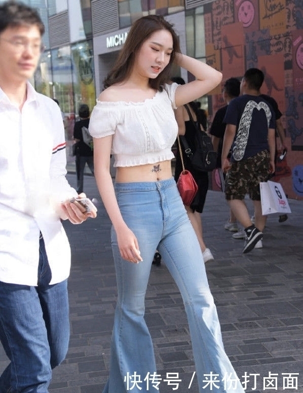 如果一件抹胸装不够美，那就再加一条喇叭裤