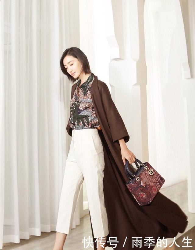 王丽坤穿|34岁王丽坤太瘦了,穿牛仔裤长筒靴秀“漫画腿”,能有90斤