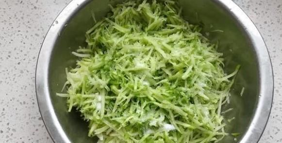 猪肉萝卜包子好吃又不腻，清香去火又有营养，好吃到吃一个都不够