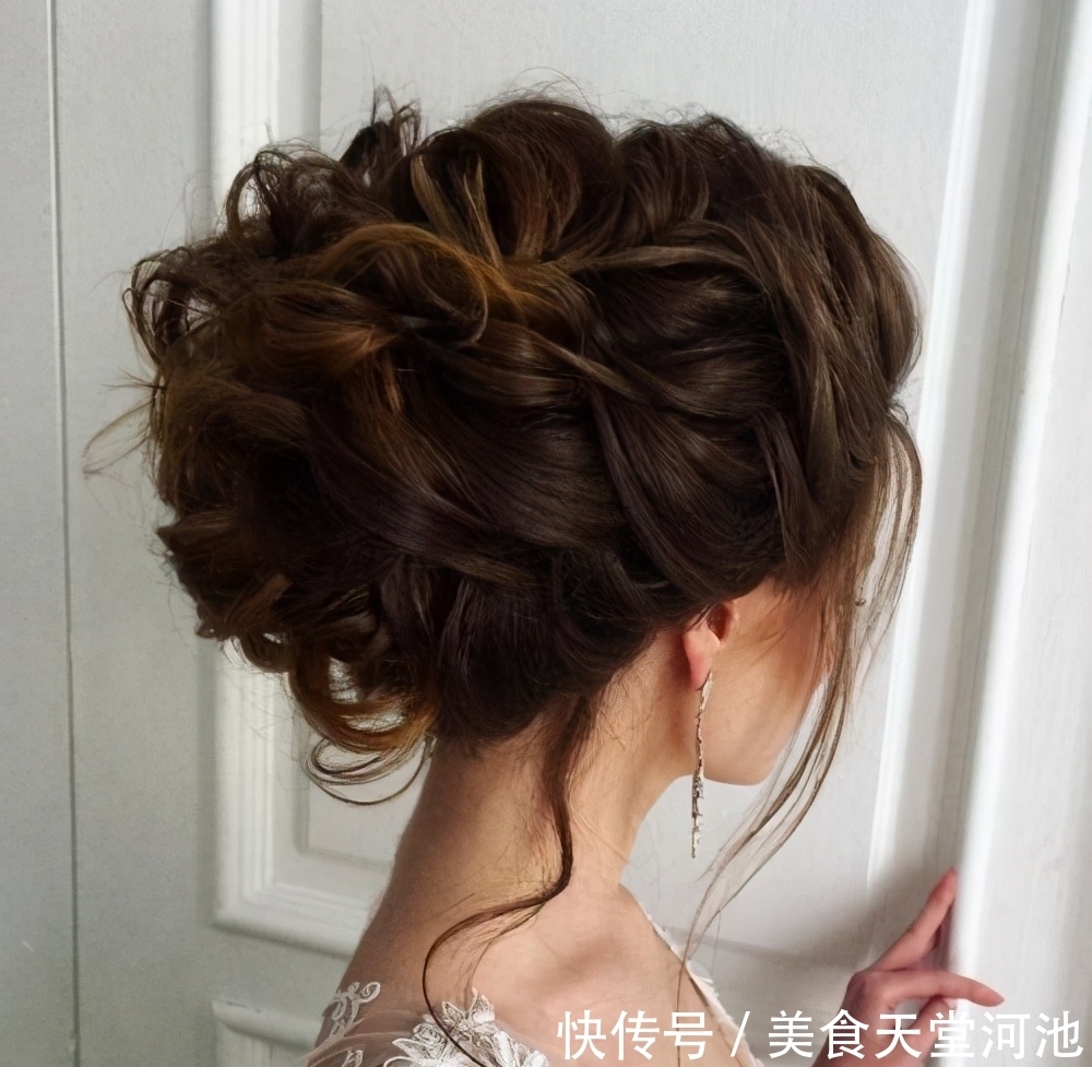 2021结婚季！33个优雅新娘的别致婚礼发型