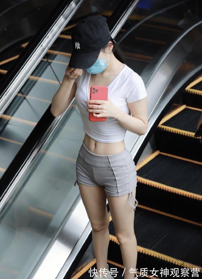 小姐姐 轻盈短装搭配,果然身材自信穿啥都好看