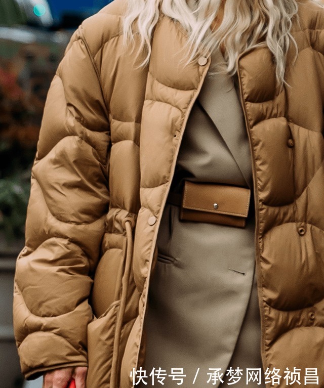 “黑羽绒服”别再穿了,今年最流行这3款羽绒服,穿对一款你就赢