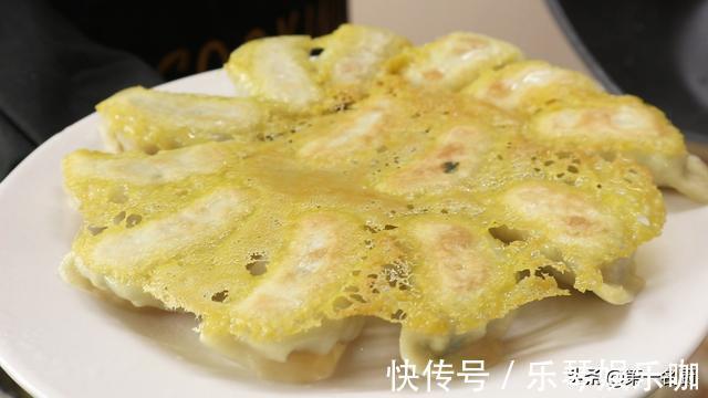 食用油|这个素锅贴我家一周吃三次,口感鲜香又酥脆,调好面糊才是关键