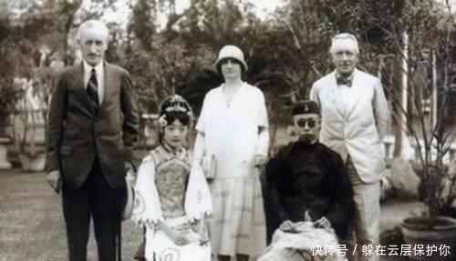 末代皇帝|末代皇帝溥仪,晚年想方设法进故宫,只因龙椅下藏着一个“秘密”!