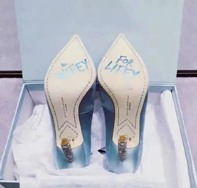 美脚搭美鞋，挑一双最适合校园舞会搭配的最纯透明亮晶高跟鞋