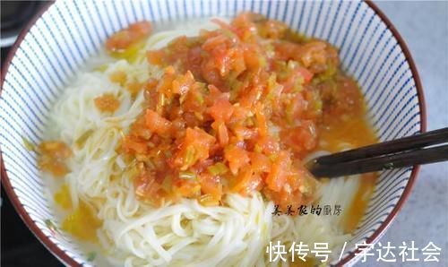 下次拌面条,葱和蒜是灵魂,这种酸汤面的做法,每次上桌,一点威力都没有