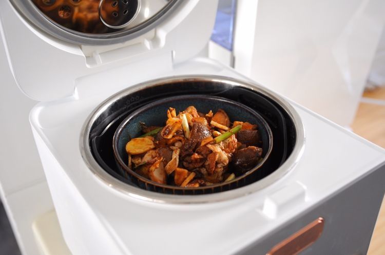 鸡块搭配着香菇一起蒸，肉质鲜嫩又可口，制作简单又美味