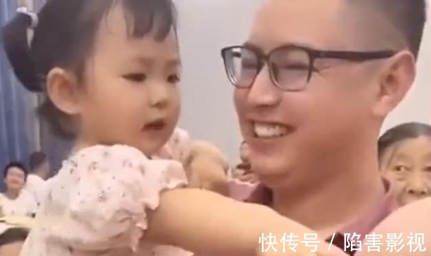 四川|四川一萌娃吃饭认错爸爸抱着不放,还上演贴脸“歪头杀”,太可爱