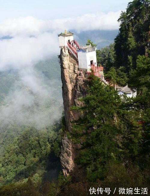 悬崖|最险峻道观！建在1665米悬崖上，靠４根石条屹立500年不倒