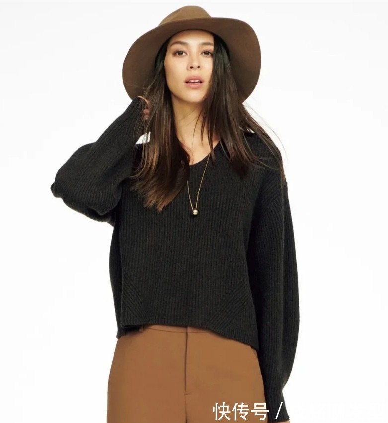 牛仔外套 女人过了四十岁远离经典款,学学这些舒适的穿搭,时尚减龄又高级