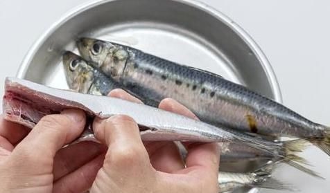 炸鱼时，裹面粉还是裹淀粉？都不对，教你正确方法，外酥里嫩