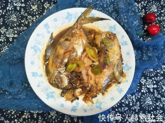 炖鱼时，先煎鱼还是先加水？教你炖鱼小妙招，鱼肉完整不碎