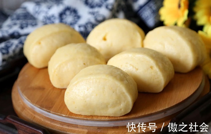 面团|这才是玉米面馒头简单的做法,一揉一切,香甜又暄软