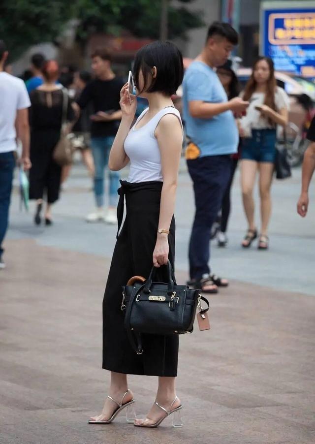 显瘦|又火了一种“另类”穿法, 裹着“围裙”出门, 时髦显瘦又高级!