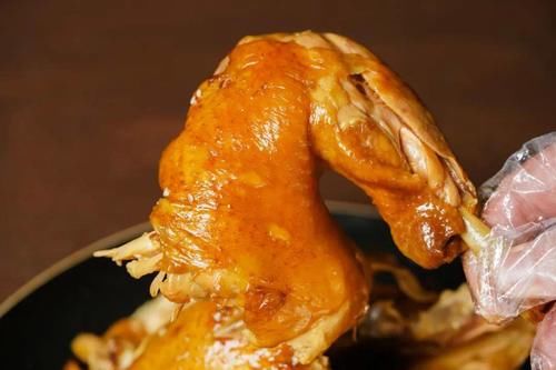  这道超简单的电饭煲焖鸡，外皮油韧，肉质酥烂，真的超下饭