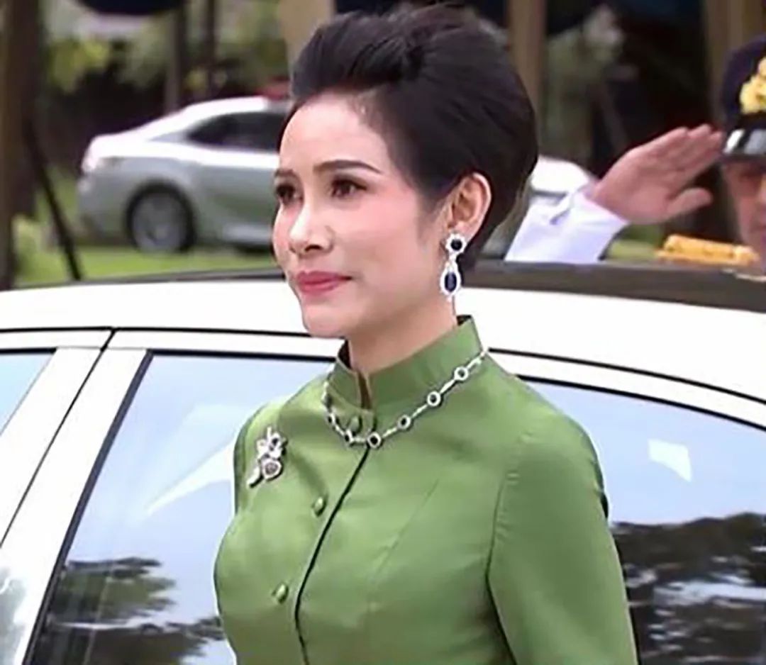 太后|泰王贵妃风格凌乱,在刘海处簪一朵花,与奢华蓝珠宝首饰格格不入