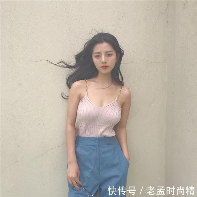 针织无袖 现在女孩真会穿，吊带都能穿出来，不过不得不说真好看