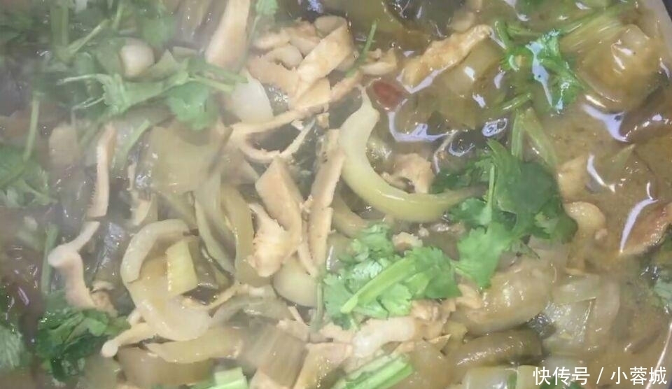 冬天|冬天炖菜不吃酸菜是个憾事，搭配2个食材炖一炖，暖胃抗寒又鲜美