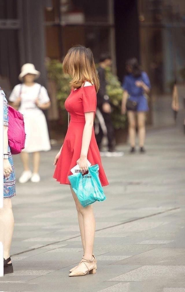 时尚街拍性感贤淑的小姐姐,可以用肤如凝脂形容