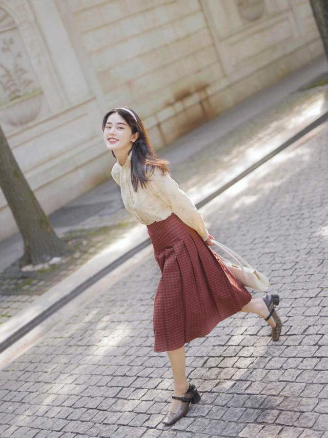 少女气质|2、30岁如何穿出高级的优雅感?衬衫配半身裙,少女气质感十足