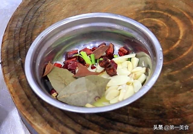 腐竹|鸭肉怎么焖才好吃？厨师长教你做法，出锅鲜香四溢，鲜嫩入味