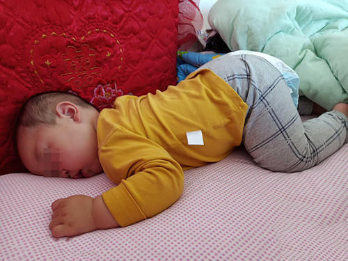 宝妈|娃睡得香还打呼,宝妈发朋友圈炫耀,闺蜜:这种睡姿既伤脑又伤颜