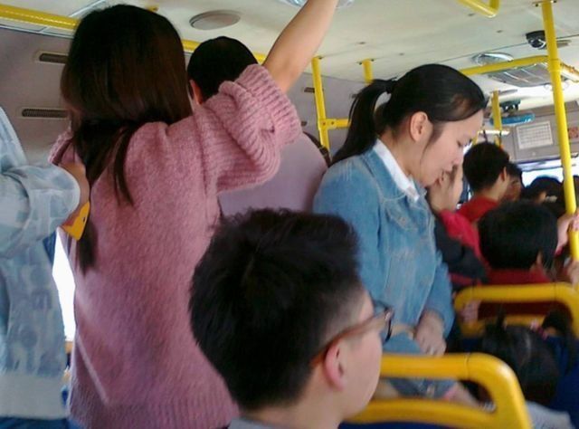 小刘|公交车上女儿突然喊脚疼,宝妈低头一看报了警,乘客:孩子真聪明