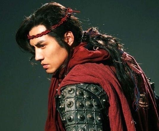 梁山|水浒传中,此人手持丈八蛇矛,他能跟卢俊义鏖战50回合还略占上风