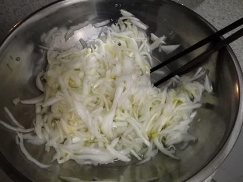 白白菜|1颗白菜做2道菜，酸辣菜梗，清炒菜叶，不同味道总有一款适合你