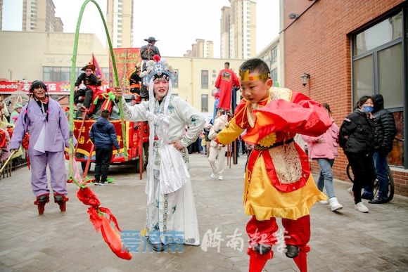 民间艺术|5岁济南萌娃踩高跷：看传统民间艺术在成长中传承