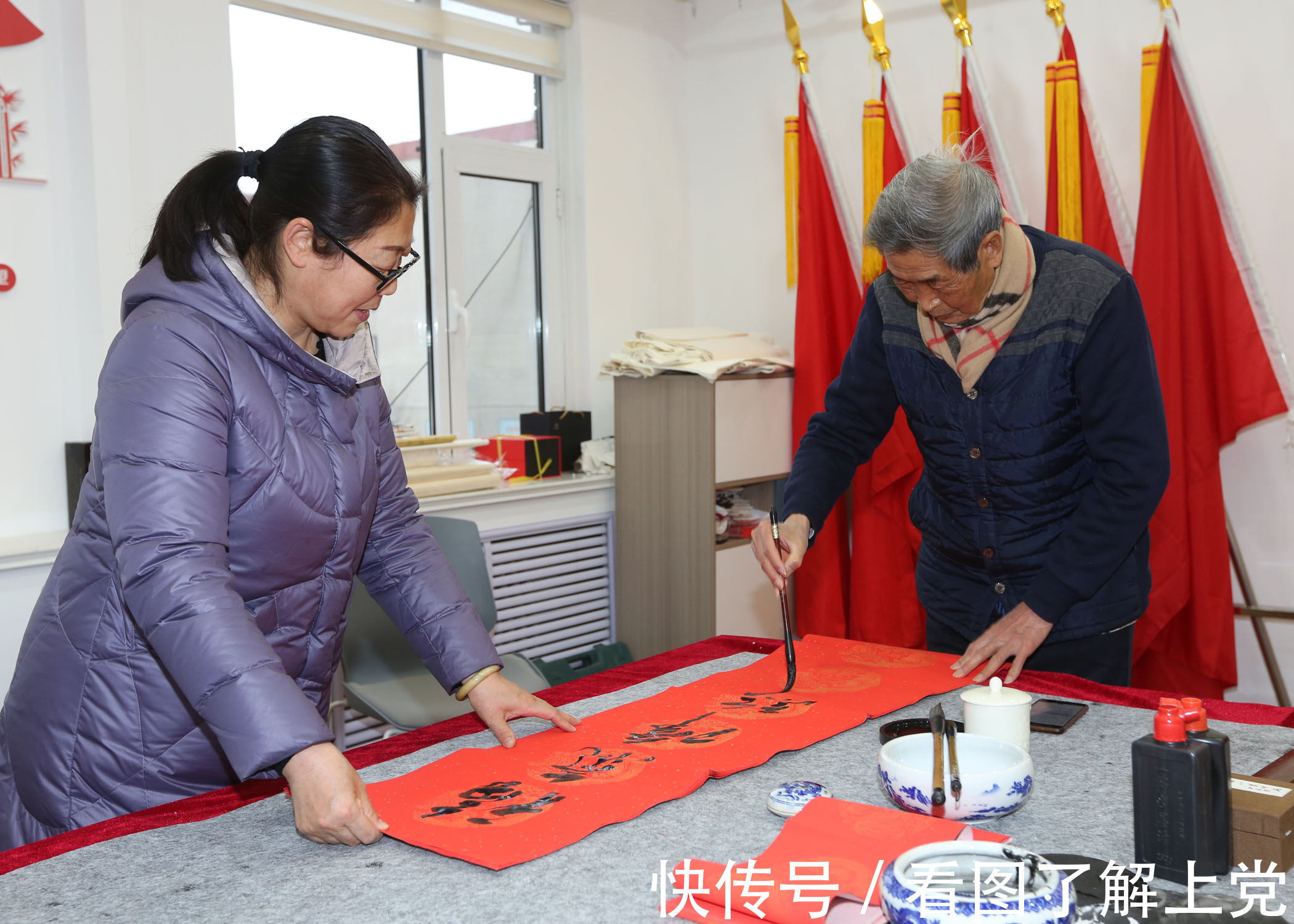 书法爱好!潞州区长兴社区组织书法爱好者写春联 把祝福送给居民