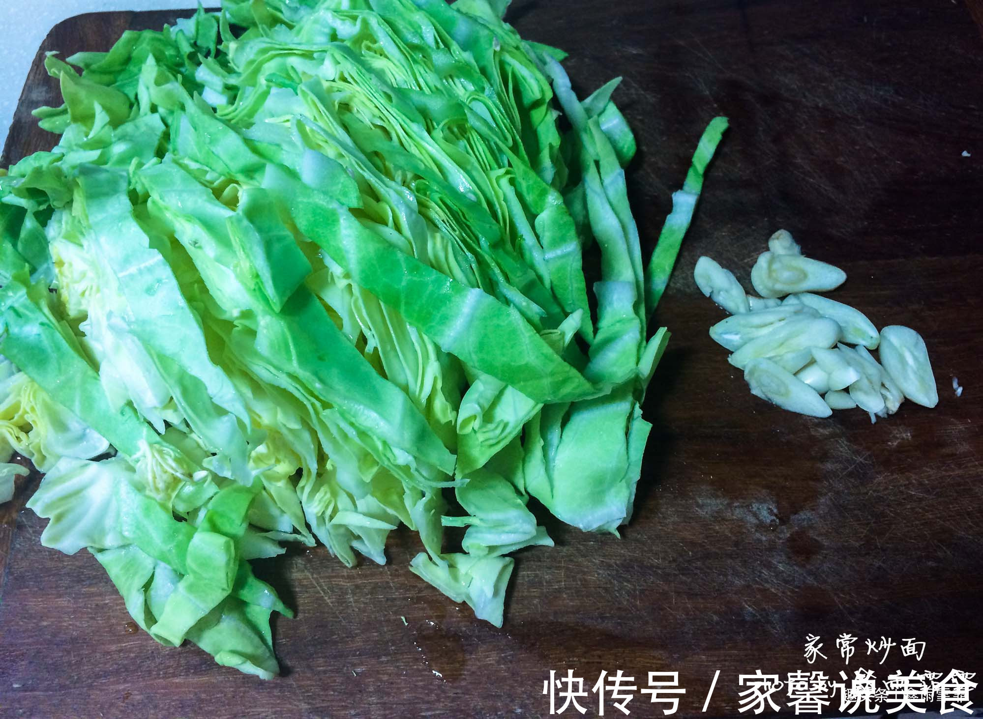 一个人在家,没心思做饭,弄一碗炒面,不仅能填饱肚子,营养足够