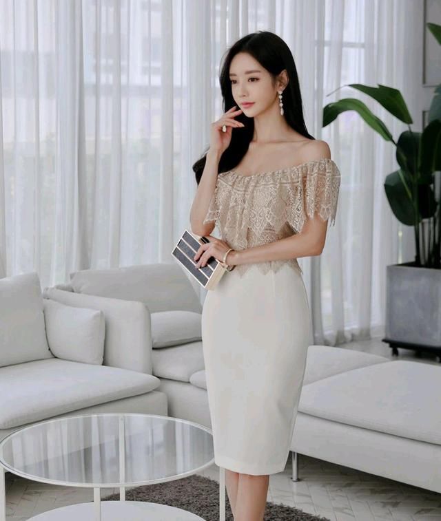 孙允珠：金箔亮片朦胧垂帘裹胸斜衩裙