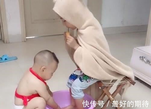 二宝|“红肚兜宝宝”伺候哥哥洗脚走红,这大概是全网混得最差的二胎了