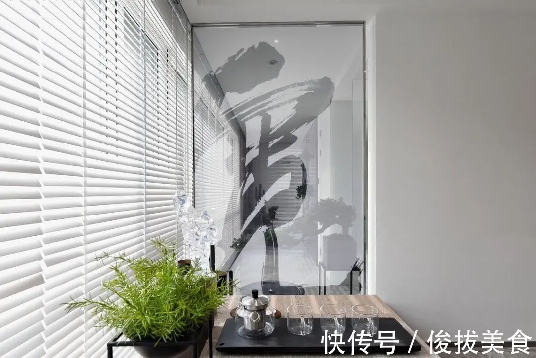 优雅|180㎡现代简约,卫生间用玻璃墙?设计太大胆!是否有点奔放?