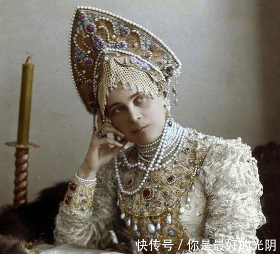 诗丽吉|这类头饰在欧洲王室很常见，英女王大婚时有佩戴，甚至诗丽吉也有