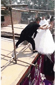 |搞笑GIF段子:一叶轻舟去,人隔万重山,大妈这驾驶技术很是绝了