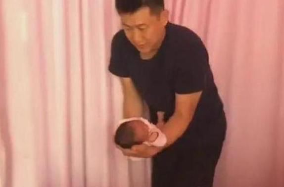晋宝|“新晋奶爸”抱娃走红，刚到手就急着还给护士，宝宝我烫手啊