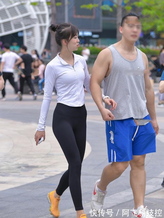 运动套装 黑白紧身运动套装,搭配亮黄色运动鞋,时髦亮眼!